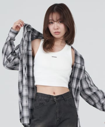 RAY CASSIN(レイカズン) プレート付ピグメントパット付タンクトップ